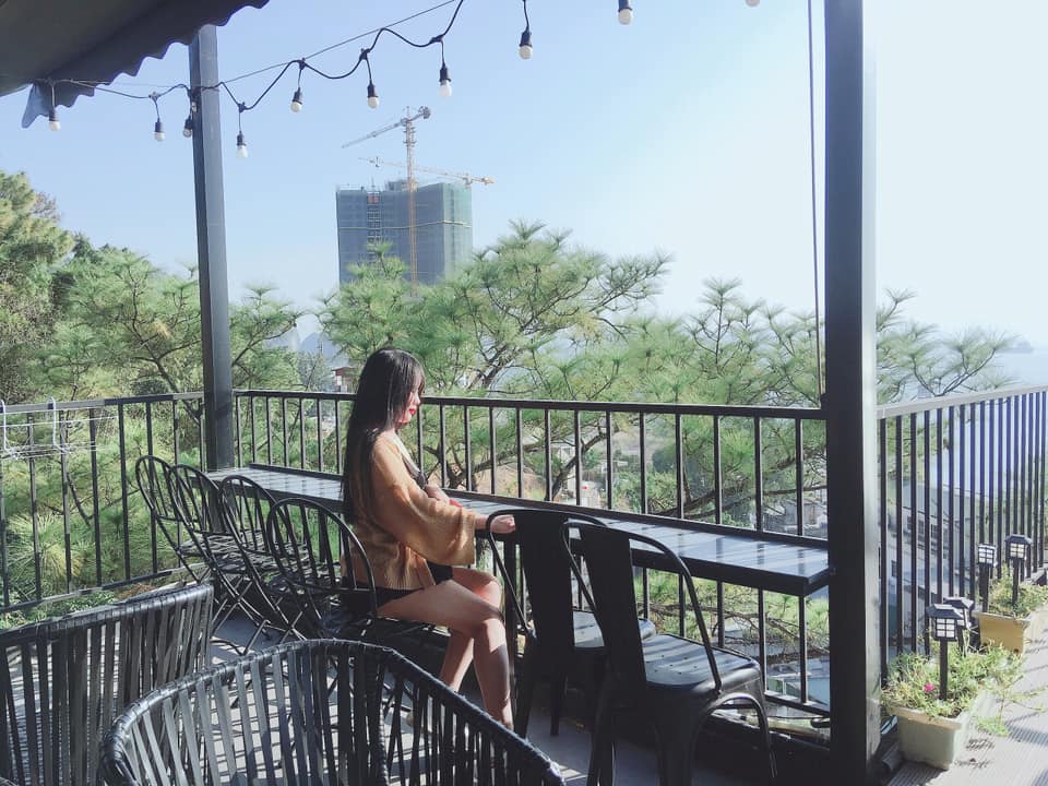 Không gian ngoài trời Hải Đăng Coffee Hạ Long