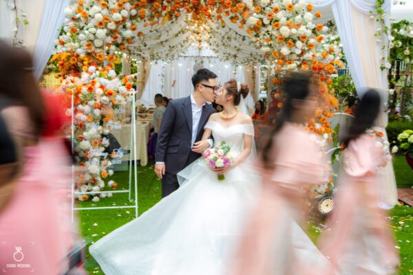 Phân Biệt Chụp Ảnh Truyền Thống và Phóng Sự Cưới: Bạn Nên Chọn Phong Cách Nào?