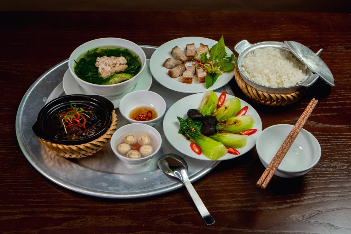 Cơm Nhà 1982 có gì thu hút thực khách?