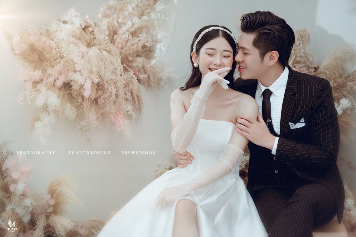 Tips Tạo Dáng Và Ý Tưởng Chụp Ảnh Cưới Độc Đáo Tại Studio