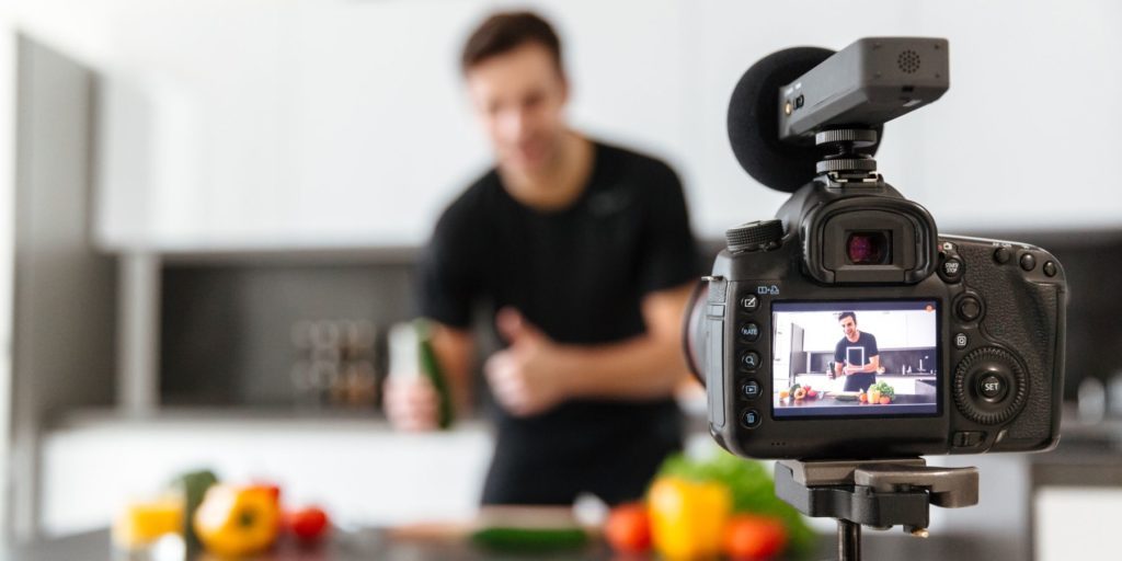 Vlog là viết tắt của từ Video blog hay còn gọi là Video Log.