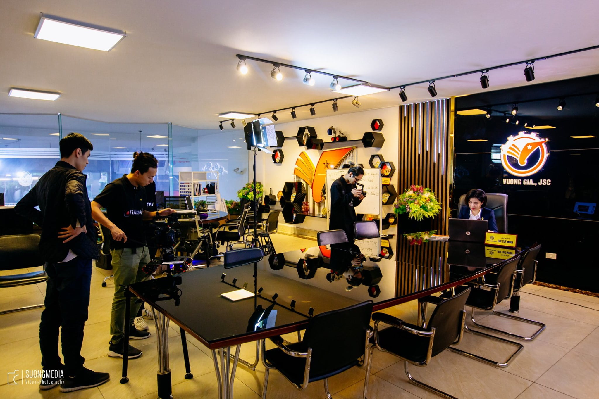 Thiết bị máy quay, ống kính và micro của Sương Media