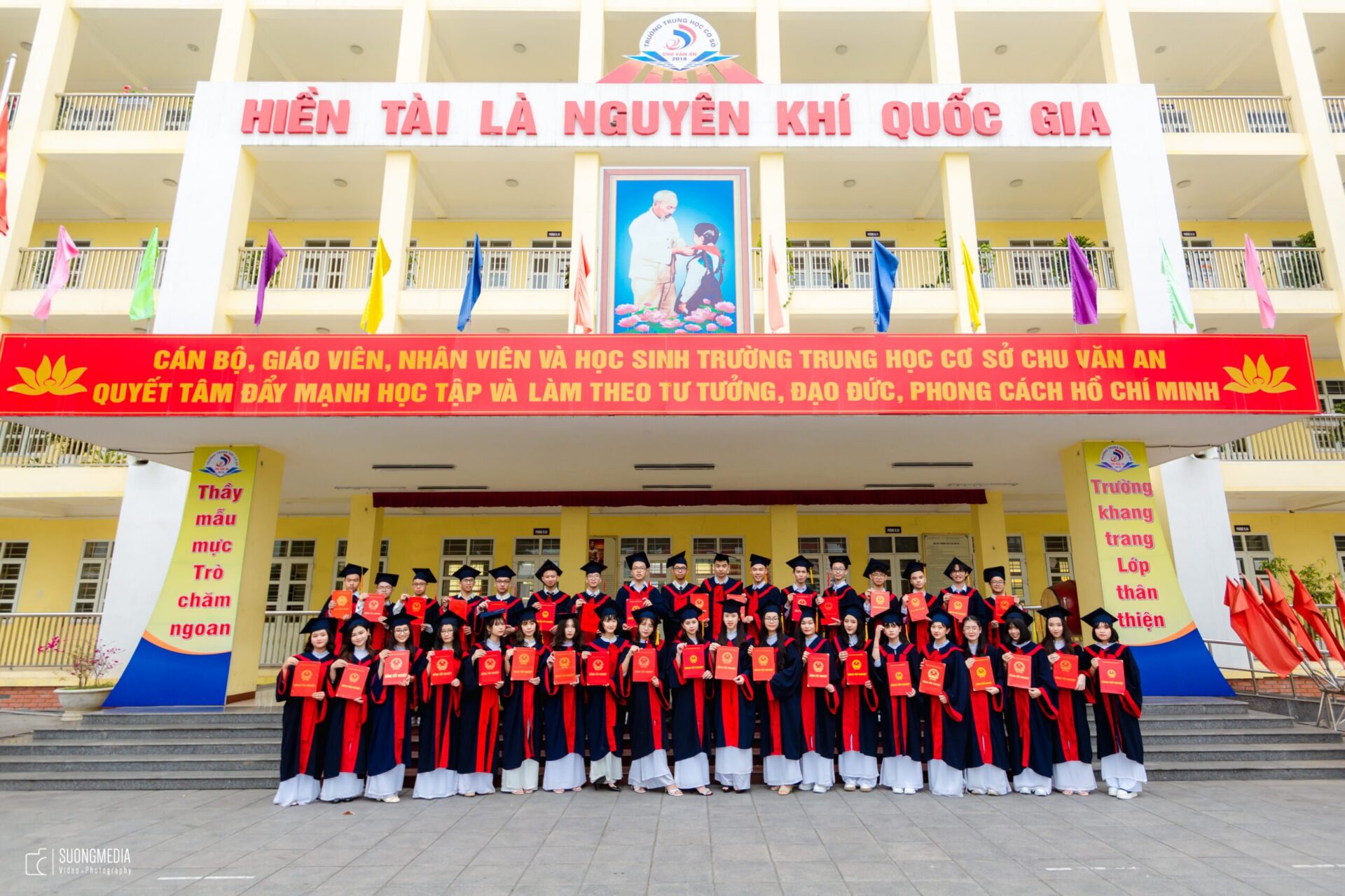 Cách tạo dáng chụp ảnh kỷ yếu với áo cử nhân (1)