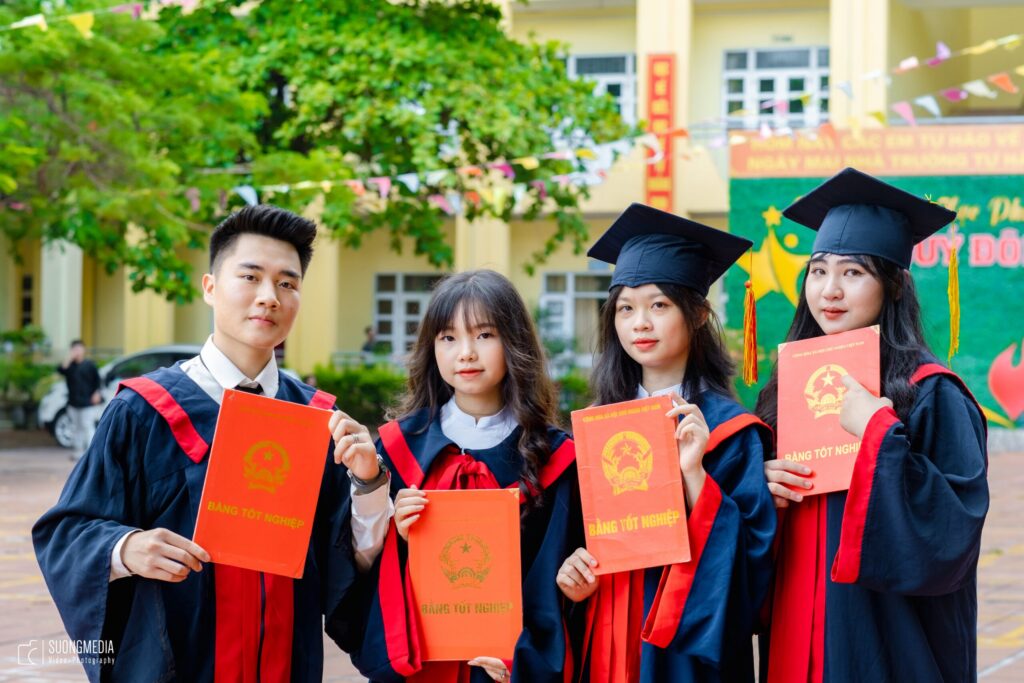 Cách tạo dáng chụp ảnh kỷ yếu với áo cử nhân