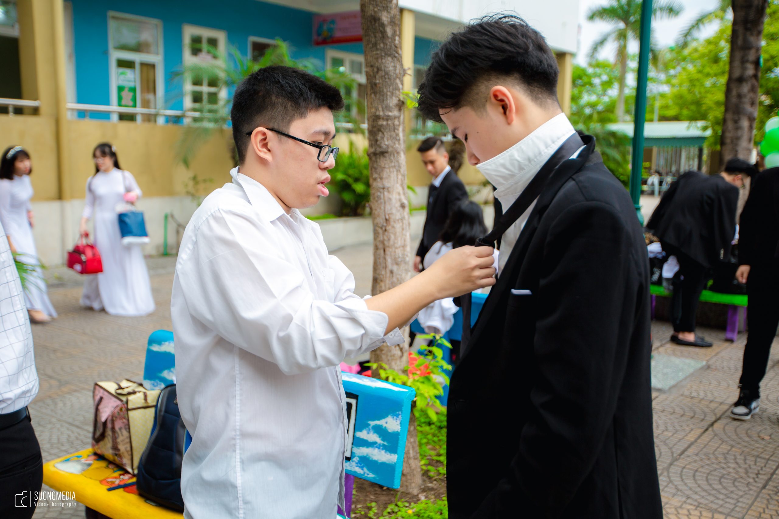 Hướng dẫn thắt cà vạt kỷ yếu dành cho các bạn nam (1)