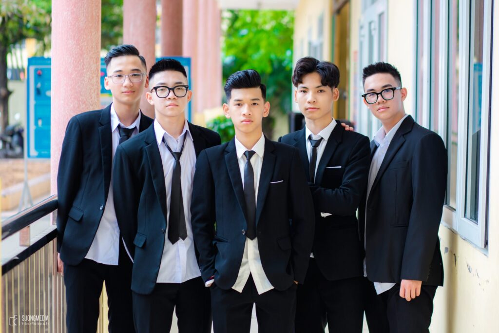 Chụp ảnh kỷ yếu mặc vest đen cực ngầu