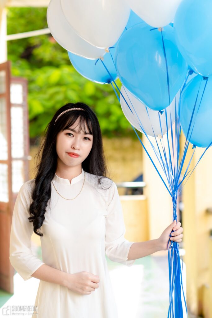 Chụp ảnh kỷ yếu cho nữ với bóng bay