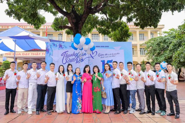 Chụp ảnh họp lớp 12A2 K23 - THPT Lê Hồng Phong (41)