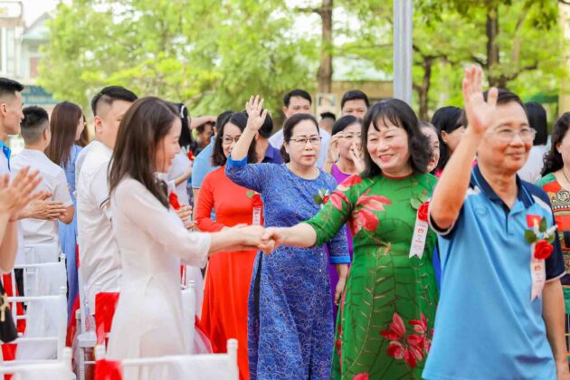 Chụp ảnh họp lớp 12A2 K23 - THPT Lê Hồng Phong (36)