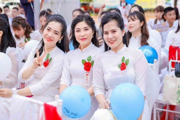 Chụp ảnh họp lớp 12A2 K23 - THPT Lê Hồng Phong (35)
