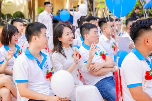 Chụp ảnh họp lớp 12A2 K23 - THPT Lê Hồng Phong (34)