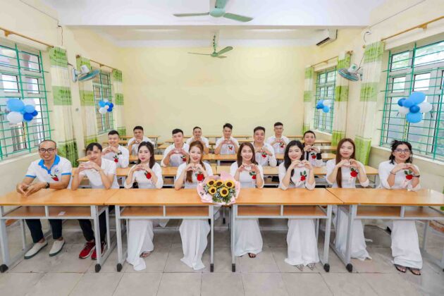 Chụp ảnh họp lớp 12A2 K23 - THPT Lê Hồng Phong (31)
