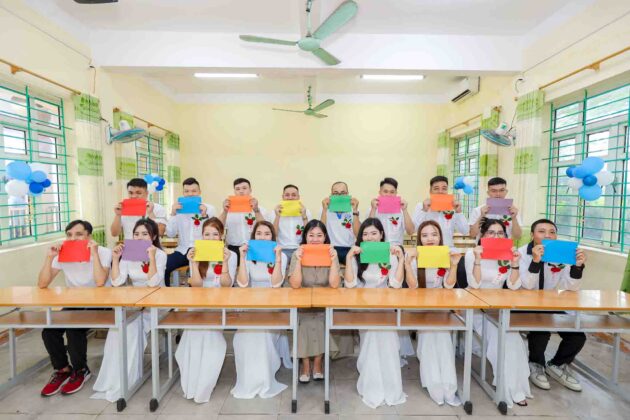 Chụp ảnh họp lớp 12A2 K23 - THPT Lê Hồng Phong (29)