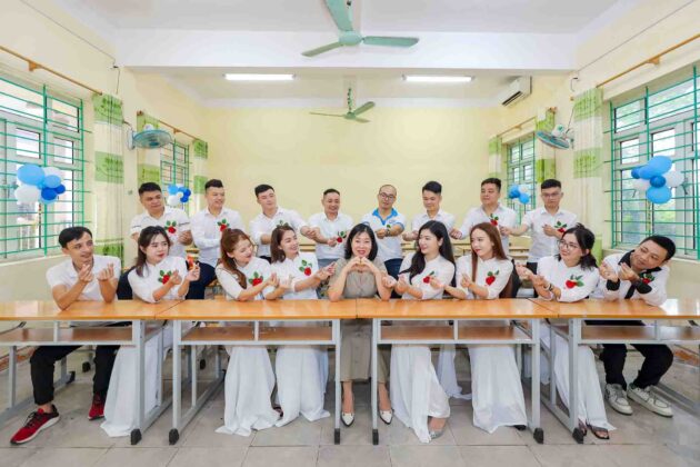 Chụp ảnh họp lớp 12A2 K23 - THPT Lê Hồng Phong (26)