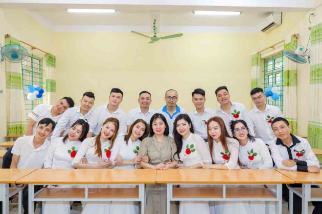 Chụp ảnh họp lớp 12A2 K23 - THPT Lê Hồng Phong (25)