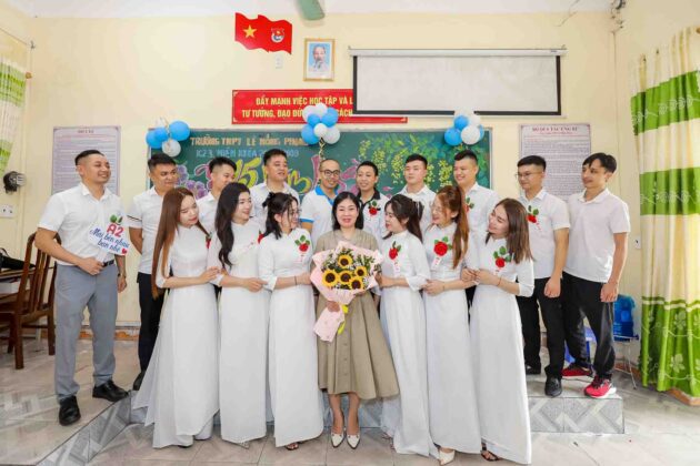 Chụp ảnh họp lớp 12A2 K23 - THPT Lê Hồng Phong (24)