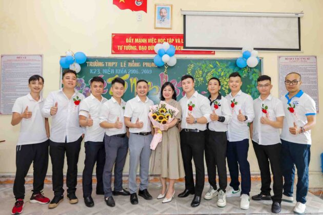 Chụp ảnh họp lớp 12A2 K23 - THPT Lê Hồng Phong (22)