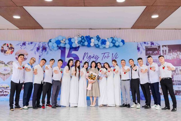 Chụp ảnh họp lớp 12A2 K23 - THPT Lê Hồng Phong (16)