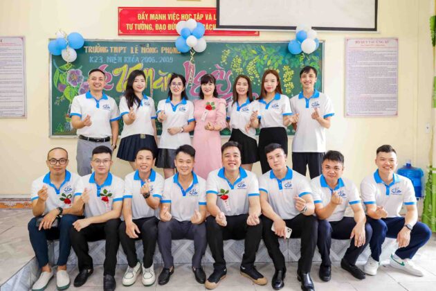 Chụp ảnh họp lớp 12A2 K23 - THPT Lê Hồng Phong (8)