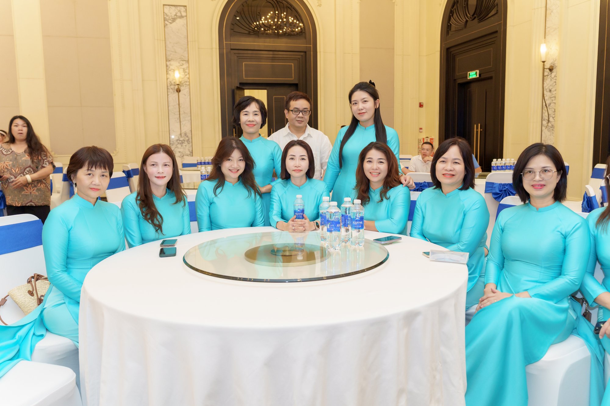 Nữ cán bộ Sở Tài chính Hà Nội trong tà áo dài tại gala Vinpearl Hạ Long