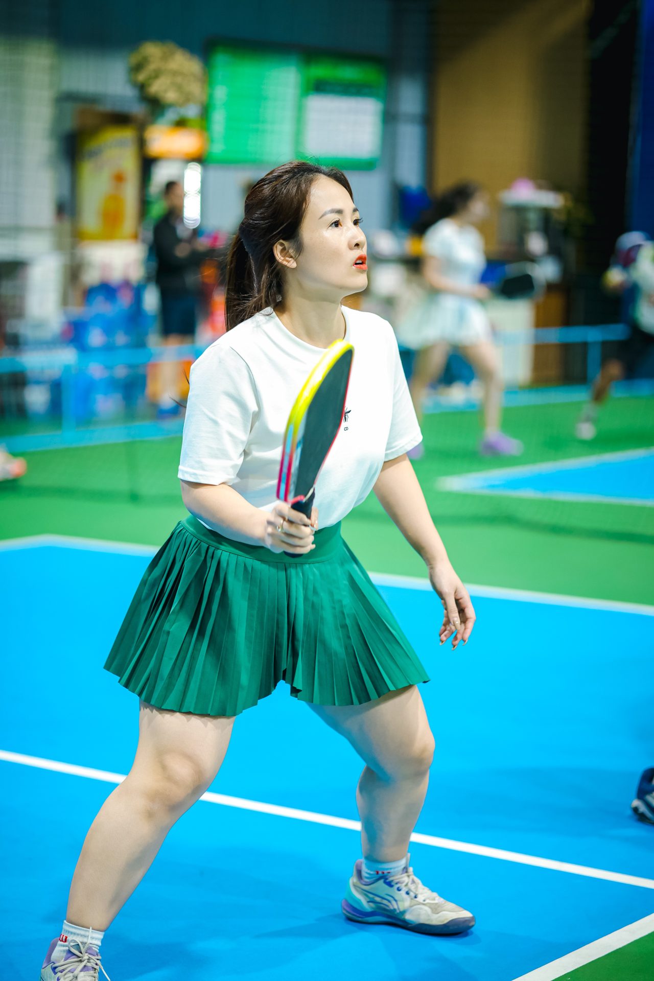 Chụp ảnh giải pickleball tại Hạ Long - vận động viên nữ vào tư thế đỡ bóng