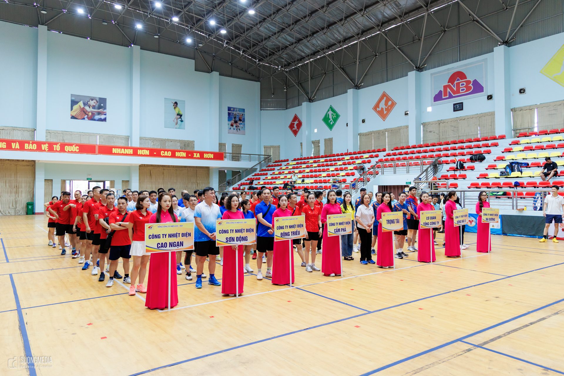 Chụp ảnh lễ khai mạc giải thể thao phong trào tại nhà thi đấu Quảng Ninh