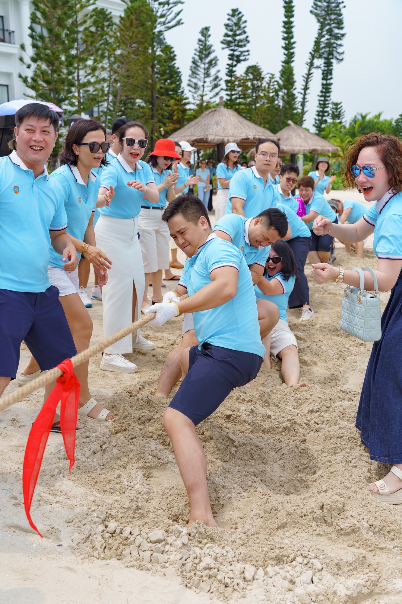 Trò chơi kéo co trên bãi biển Vinpearl Hạ Long Sở Tài chính Hà Nội