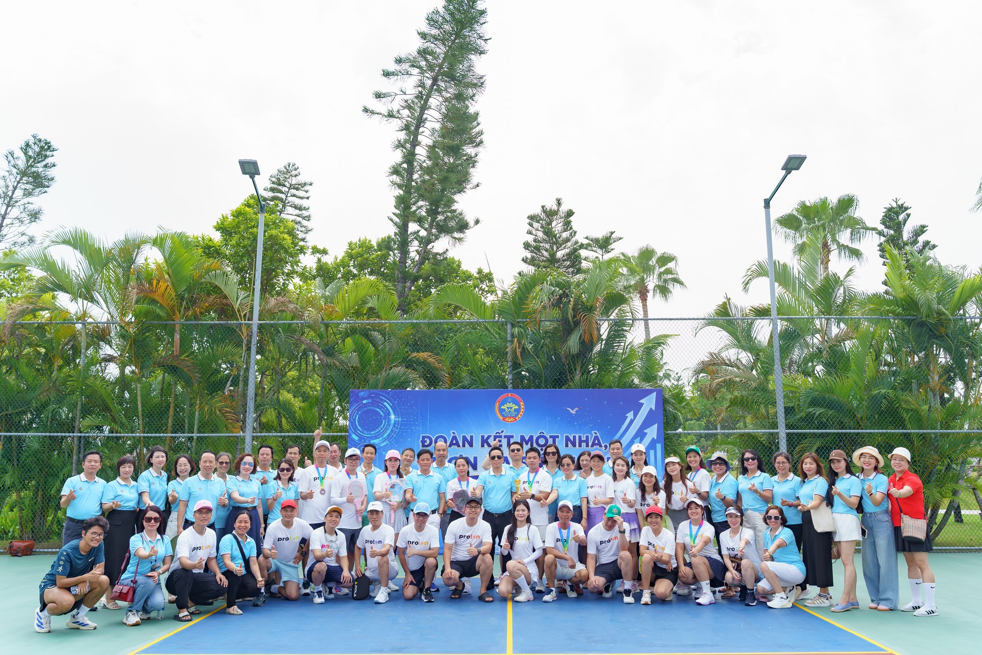 Toàn thể cán bộ Sở Tài chính Hà Nội tại giải pickleball Vinpearl Hạ Long