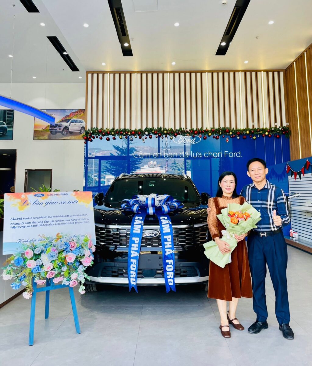 Khách hàng nhận xe Ford tại Hải Yến Ford Cẩm Phả 1