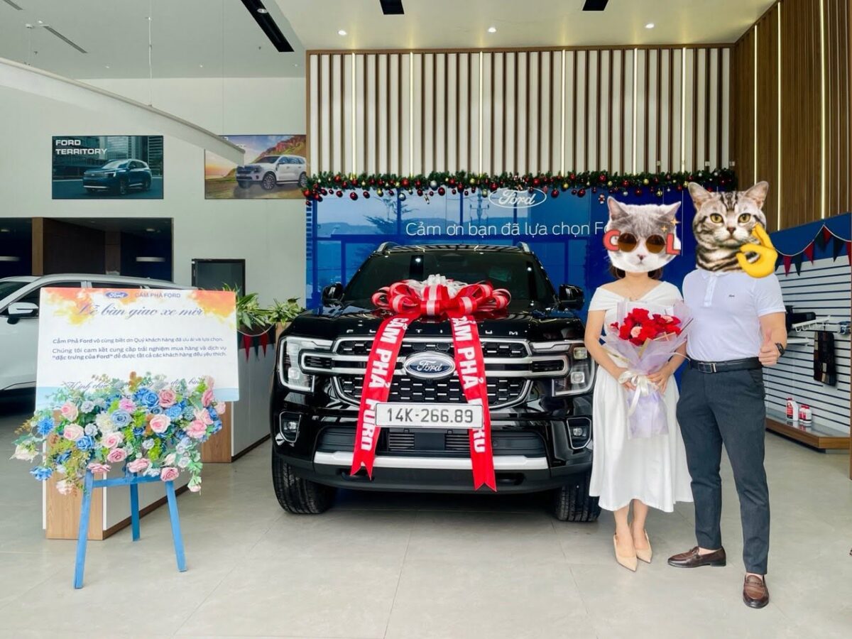 Khách hàng nhận xe Ford tại Hải Yến Ford Cẩm Phả 2