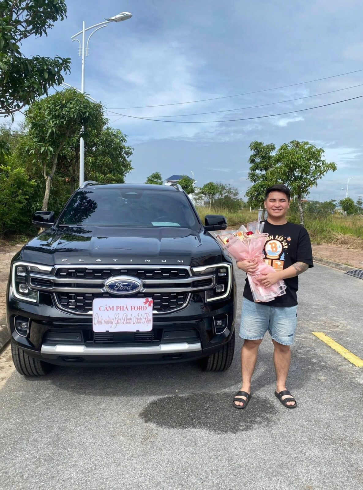 Khách hàng nhận xe Ford Everest Platinum